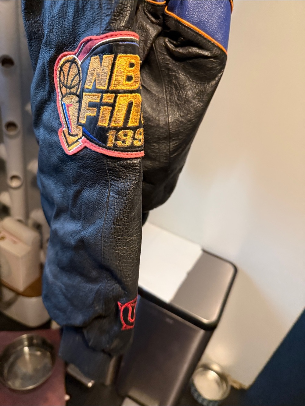 Authentic Jeff Hamilton Chicago Bulls “Repeat 3-Peat Leather Bomber Jacket - Picture 5 of 7